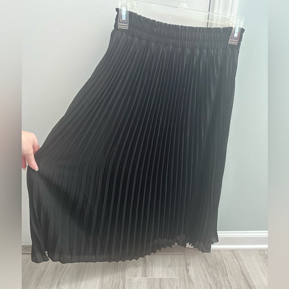 BLACK PLEATED MIDI SKIRT